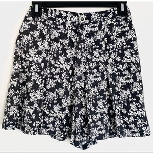 Buttoned Flower Skort Black & White Spring Look